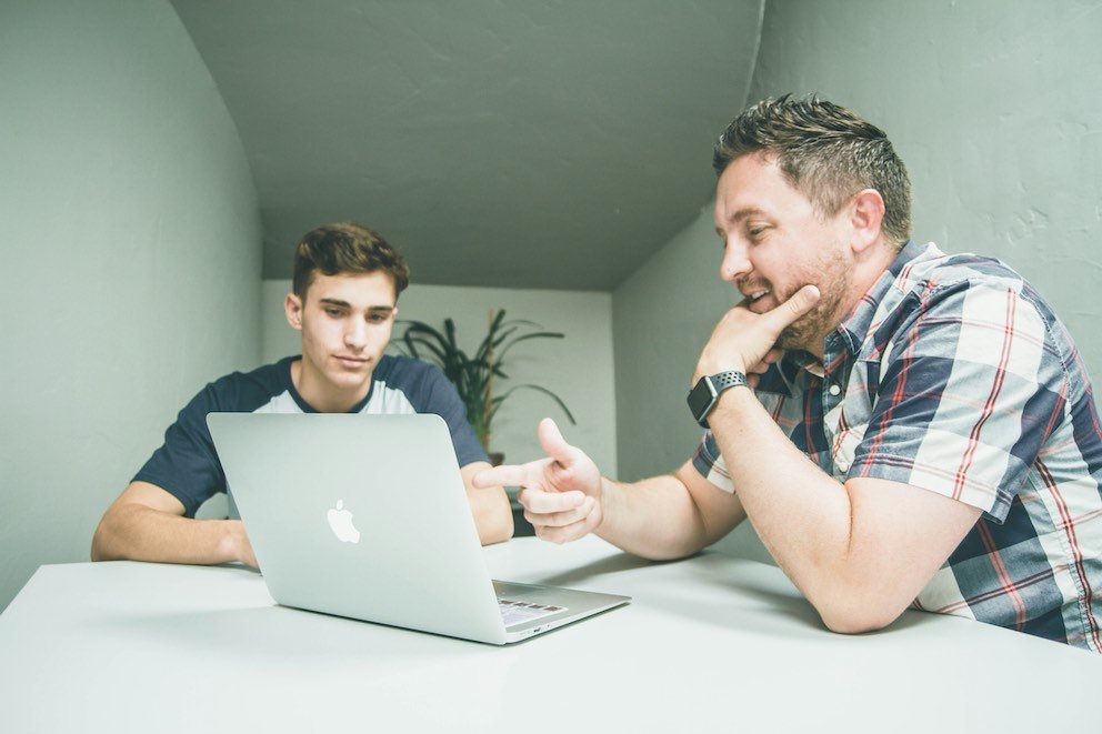 Mastering the Mentor-Mentee Relationship in Tech 3 Mentor Guiding Junior Developer Mentee
