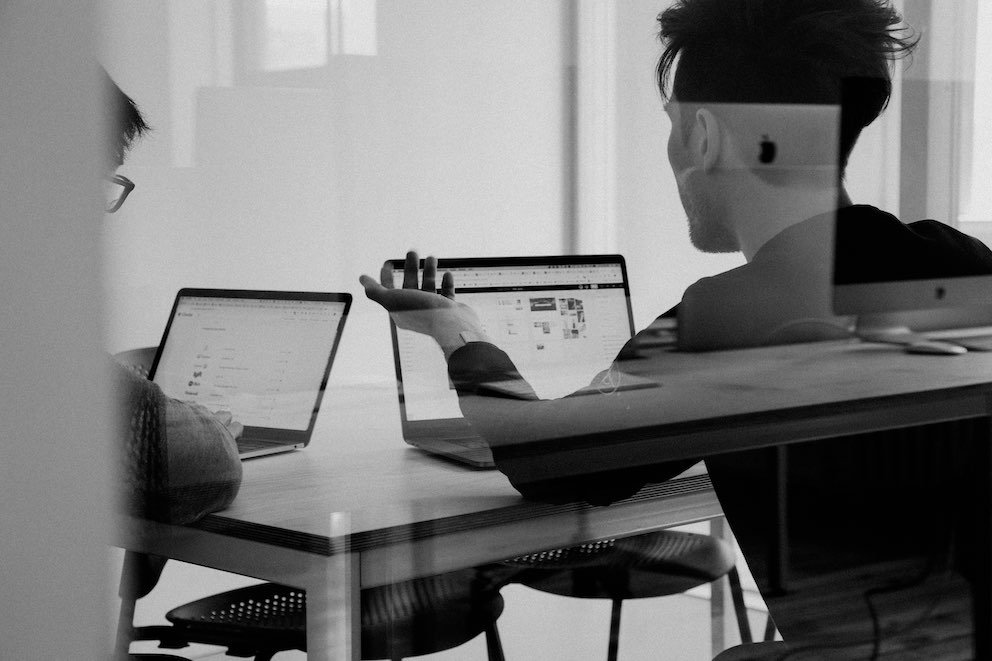 Mastering the Mentor-Mentee Relationship in Tech 4 Mentor Talking to Mentee